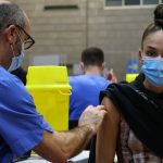 Covid | “No es asequible, sostenible ni necesario vacunar a todo el planeta cada 6 meses”
