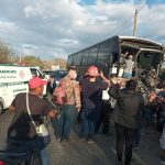 Fuerte accidente entre autobús y camión deja nueve personas heridas, entre ellas varios menores