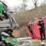 Videos: reportan 15 heridos tras choque de camión y un autobús en la ruta al Atlántico
