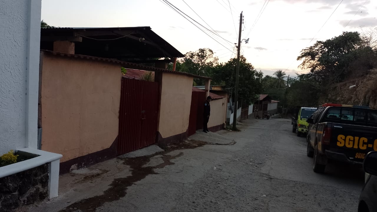 Teléfonos, memorias USB y hasta una ardilla incautados durante allanamientos por pornografía infantil en Chiquimula
