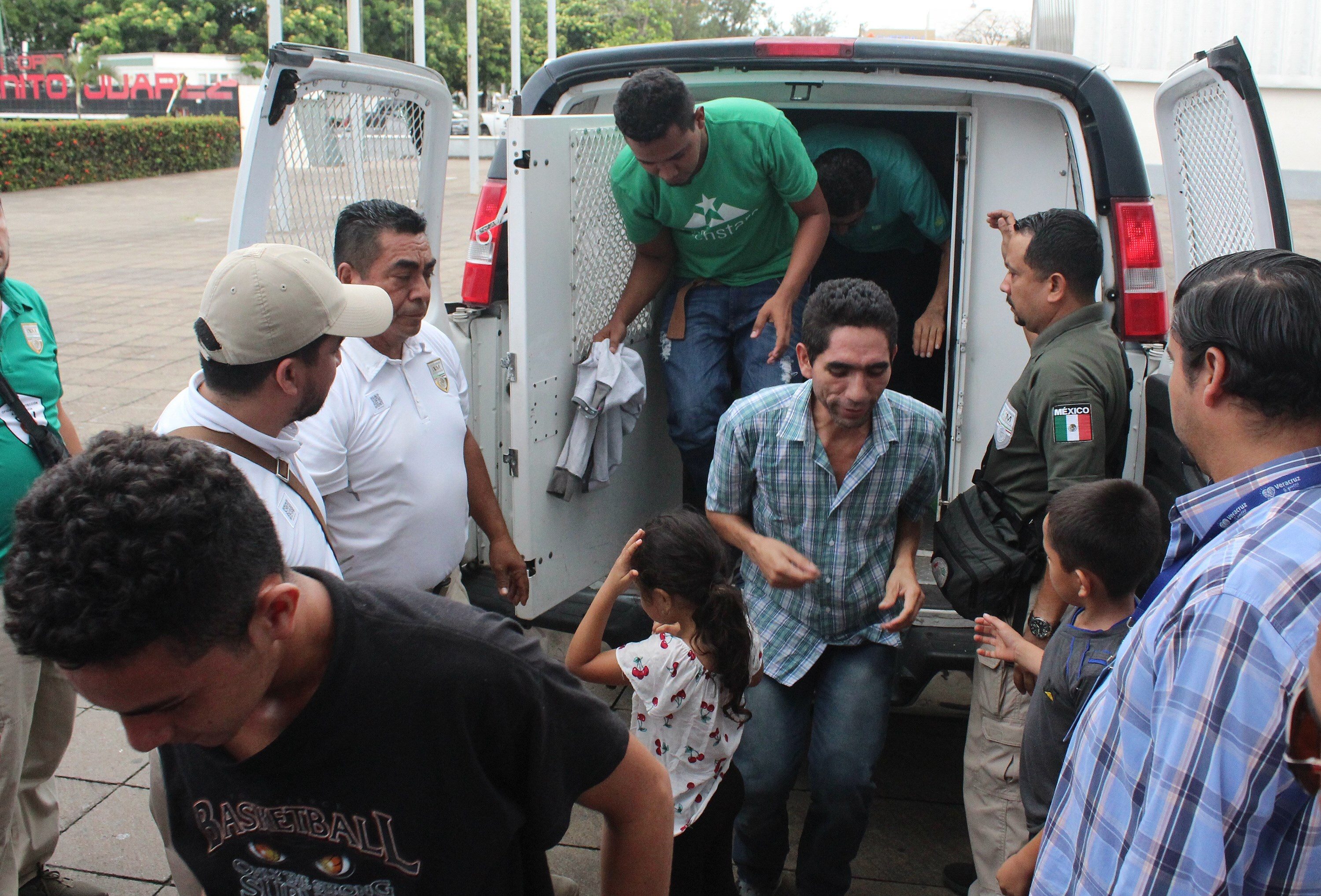 Detienen a 359 migrantes, de estos 294 provenientes de Guatemala, en un tractocamión en el estado mexicano de Veracruz