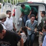 Detienen a 359 migrantes, de estos 294 provenientes de Guatemala, en un tractocamión en el estado mexicano de Veracruz