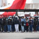 Llegan a Guatemala tres vuelos con 332 migrantes deportados de EE. UU. y México, entre ellos varios menores