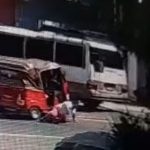 Graban cuando mototaxi circula a gran velocidad, choca contra un bus y un pasajero sale expulsado en Chiquimula