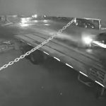 Graban momento en que motorista sale expulsado y cae debajo de plataforma al chocar con picop