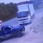 Graban el escalofriante momento en que un hombre se lanza a las llantas de un camión en movimiento