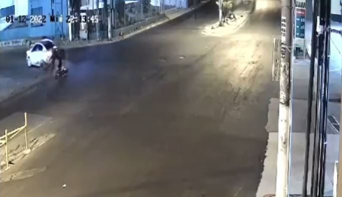 Video: Motorista impacta contra automóvil y sale expulsado en accidente&hellip;