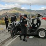 Bebé de 3 meses fallece y cuatro personas resultan heridas al colisionar automóvil con plataforma en Quetzaltenango