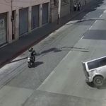 Videos muestran cómo pilotos se salvan de milagro tras fuerte accidente en concurrida avenida de la ciudad capital