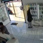 VIDEO: Pareja es grabada cuando roba mercadería en tienda de Amatitlán