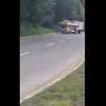 VIDEO: Chofer de autobús se pasa a la vía contraria en la Interamericana para no hacer fila