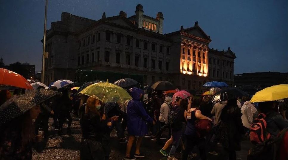 Uruguay: la denuncia de violación grupal de una mujer que estremece al país