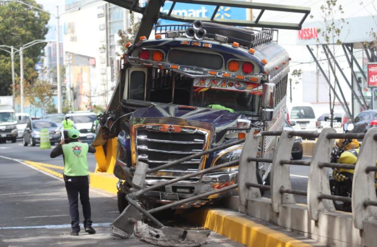 Fotogalería: Varias personas heridas en aparatoso accidente de un bus en el bulevar Los Próceres