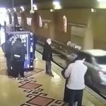 Graban el insólito error que llevó a un piloto a conducir por las vías del tranvía y provocó el susto de varios pasajeros