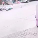 Cámara capta el impactante momento en que una motocicleta arrolla a un peatón en Salamá
