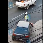 Video: hombre que conducía a gran velocidad se lleva sobre el capó de su vehículo a un agente de la PM