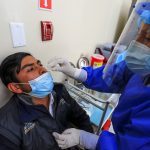 Expertos de la OMS advierten que ola de casos por ómicron podría no bajar tan rápido como en Sudáfrica