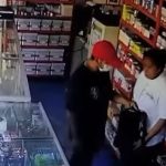 Video: El momento en que sujeto con cuchillo en mano asalta un negocio en Petén