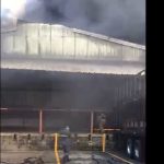 Bomberos trabajan para controlar incendio de grandes proporciones en una fábrica en el ingreso a Amatitlán