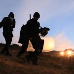 En imágenes: replegados en un campamento improvisado, agentes de la PNC sopesan sobre ataques de pobladores de Nahualá