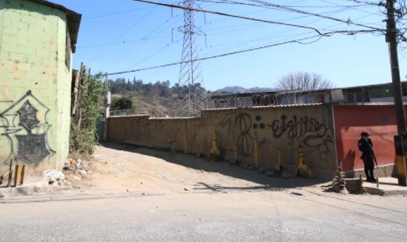 Pintas de pandillas y calles desoladas: el recorrido que evidencia el temor en Amatitlán tras ataque que dejó muertos y heridos
