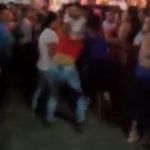Video: Mujeres se van a los golpes entre la multitud en pleno concierto en parque de Nuevo San Carlos