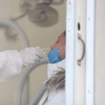 Salud advierte que variante Ómicron causa síntomas similares a la gripe