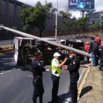 Cámara capta el momento en que un camión choca contra el arriate, vuelca y derriba un poste en plena vía