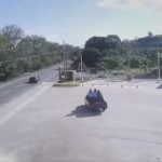 Cámara capta el fatal momento en que una mujer cae de picop y es arrollada por un camión en Izabal