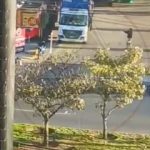 Cámara capta el tenso momento en que un motorista y supuestos ladrones se enfrentan a balazos en plena vía