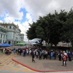 Usuarios critican a funcionarios del Gobierno que no hacen fila en puesto de vacunación y exigen respeto