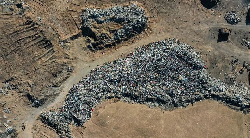 “Hemos transformado nuestra ciudad en el basurero del mundo”: el inmenso cementerio de ropa usada en el desierto de Atacama