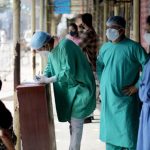 Por qué el apogeo de ómicron y la escalada de contagios podrían marcar el final de la pandemia, según la OMS