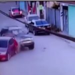 Cámara capta el impresionante momento en que una camioneta pierde el control y choca contra otros autos en Huehuetenango