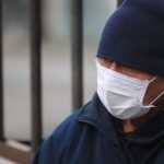 Hombre de 62 años se libra de la muerte tras intentar tratar el coronavirus sin atención médica