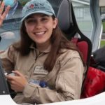La piloto de 19 años que se convirtió en la mujer más joven en completar sola la vuelta al mundo