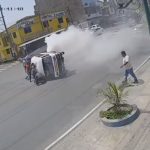 Imágenes: cámara registra el impactante momento en que un microbús vuelca al hacer peligrosa maniobra