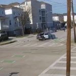 Cámara capta el brutal momento en que un hombre estrella su automóvil y recibe a balazos a la policía en Houston