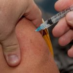 Coronavirus: La cuarta dosis de la vacuna es “parcialmente efectiva” contra ómicron