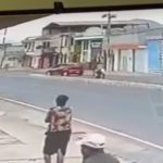 Graban cuando motocicleta choca contra mototaxi al tratar de esquivar un vehículo en Chimaltenango
