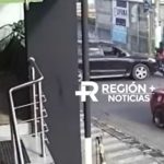 La grabación que muestra cuando un motorista choca contra otro vehículo en una esquina de la ciudad de San Marcos