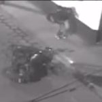 Graban el instante en que motorista choca contra picop y cae en una banqueta