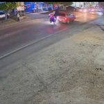 Video: Hermanos viajan a alta velocidad en motocicleta y chocan con picop