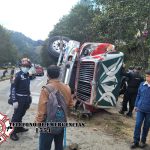 Pasajeros viven momentos de pánico en la Interamericana: piloto vuelca en una curva por ir rápido y luego huye