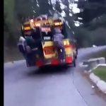 Video: Captan a pasajeros que arriesgan la vida en la parrilla de bus sobrecargado en Totonicapán
