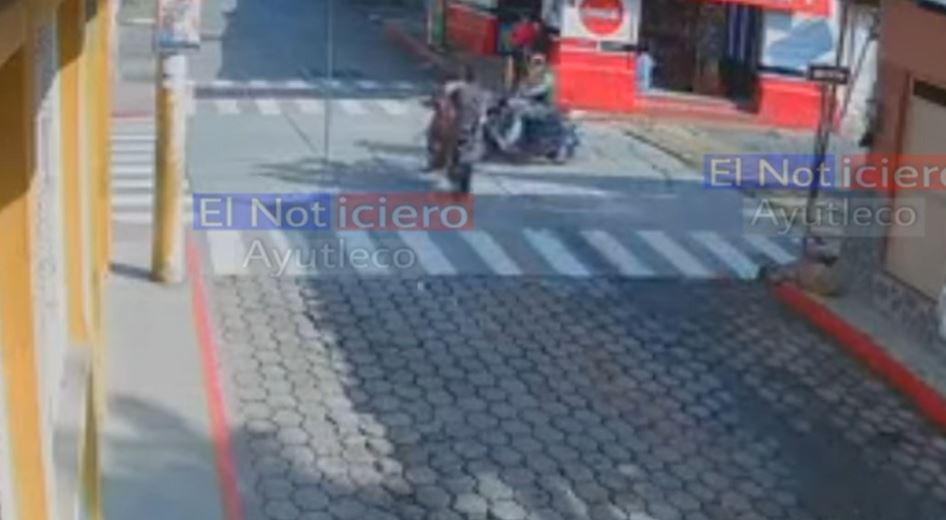 Video: motoristas salen expulsados en brutal colisión en San Marcos