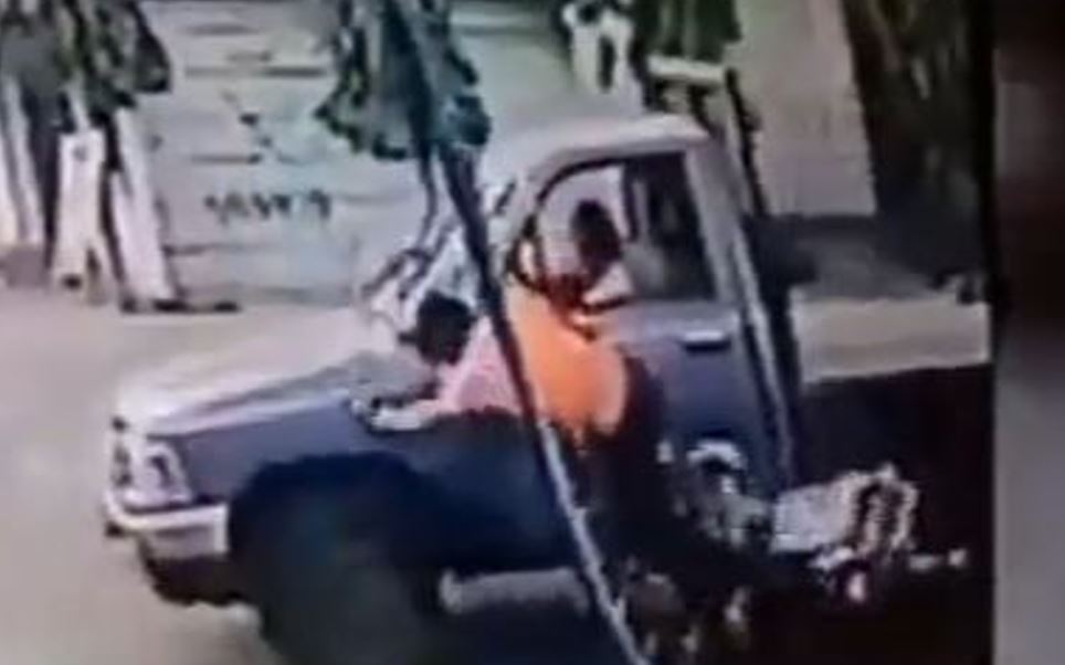 Video: Motoristas chocan contra picop que se incorporaba a la vía principal en Retalhuleu