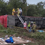 Al menos 9 muertos deja choque de autobús turístico en sureste de México
