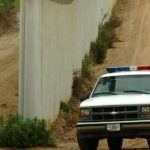 Qué se sabe del bebé guatemalteco localizado bajo un arbusto en Arizona y cuya madre fue identificada en un grupo de migrantes