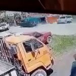 Cámara registra la colisión entre un microbús y una camioneta tipo agrícola
